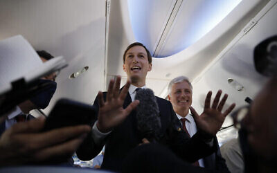 Le conseiller principal du président américain Donald Trump, Jared Kushner, au centre, aux côtés du conseiller à la sécurité nationale américain Robert O'Brien, s'adressant aux journalistes lors d'un vol à bord d'un avion d'El Al israélien à destination d'Abou Dhabi, aux Émirats arabes unis, lundi 31 août 2020. (Nir Elias/Pool Photo via AP)