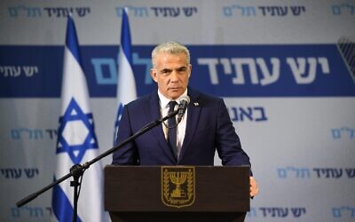 Le dirigeant de Yesh Atid-Telem, Yaïr Lapid, fait une déclaration à la presse le 21 avril 2020. (Elad Guttman/Yesh Atid-Telem)
