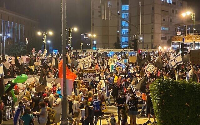 Manifestations devant la résidence du Premier ministre à Jérusalem le 22 août 2020. (Anat Peled/Times of Israel) Manifestations devant la résidence du Premier ministre à Jérusalem le 22 août 2020. (Anat Peled/Times of Israel)