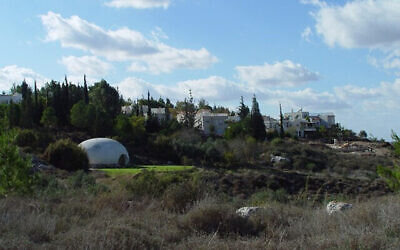 Neve Shalom (Howard Shippin, Public Domain/Wikimedia Commons)