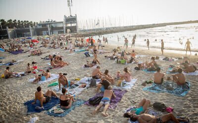 Les Israéliens profitent du temps chaud sur la plage de Tel Aviv le 5 septembre 2020. (Miriam Alster/FLASH90)