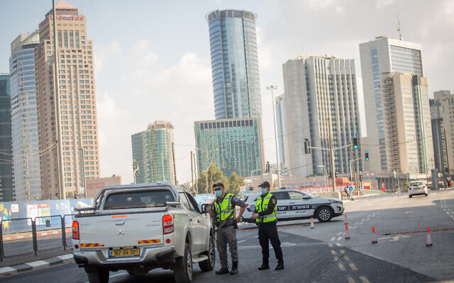 La police met en place un barrage routier temporaire sur la rue Menachem Begin à Tel-Aviv suite au confinement dû au coronavirus, le 23 septembre 2020. (Miriam Alster/Flash90) La police met en place un barrage routier temporaire sur la rue Menachem Begin à Tel-Aviv suite au confinement dû au coronavirus, le 23 septembre 2020. (Miriam Alster/Flash90)