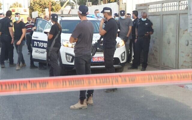 Les enquêteurs de la police sur les lieux d'une fusillade mortelle dans le centre ville de Lod, le 13 septembre 2020. (Autorisation : police israélienne/via la Douzième chaîne) Les enquêteurs de la police sur les lieux d'une fusillade mortelle dans le centre ville de Lod, le 13 septembre 2020. (Autorisation : police israélienne/via la Douzième chaîne)