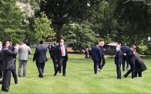 Des participants juifs à la cérémonie des Accords d'Abraham se réunissent pour prier sur la pelouse de la Maison Blanche, le 15 septembre 2020. (Capture d'écran Twitter) Des participants juifs à la cérémonie des Accords d'Abraham se réunissent pour prier sur la pelouse de la Maison Blanche, le 15 septembre 2020. (Capture d'écran Twitter)