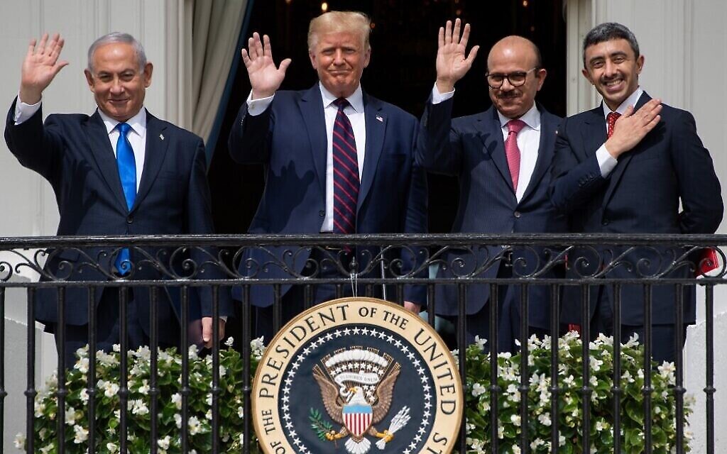 Le Premier ministre israélien Benjamin Netanyahu, le président américain Donald Trump, le ministre des Affaires étrangères du Bahreïn Abdullatif al-Zayani et le ministre des Affaires étrangères des EAU Abdullah bin Zayed Al-Nahyan saluent du balcon Truman de la Maison Blanche après avoir participé à la signature des accords d'Abraham, par lesquels les pays du Bahreïn et les Émirats arabes unis reconnaissent Israël, à Washington DC, le 15 septembre 2020. (SAUL LOEB / AFP) Le Premier ministre israélien Benjamin Netanyahu, le président américain Donald Trump, le ministre des Affaires étrangères du Bahreïn Abdullatif al-Zayani et le ministre des Affaires étrangères des EAU Abdullah bin Zayed Al-Nahyan saluent du balcon Truman de la Maison Blanche après avoir participé à la signature des accords d'Abraham, par lesquels les pays du Bahreïn et les Émirats arabes unis reconnaissent Israël, à Washington DC, le 15 septembre 2020. (SAUL LOEB / AFP)