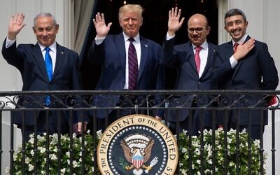 Le Premier ministre israélien Benjamin Netanyahu, le président américain Donald Trump, le ministre des Affaires étrangères du Bahreïn Abdullatif al-Zayani et le ministre des Affaires étrangères des EAU Abdullah bin Zayed Al-Nahyan saluent du balcon Truman de la Maison Blanche après avoir participé à la signature des accords d'Abraham, par lesquels les pays du Bahreïn et les Émirats arabes unis reconnaissent Israël, à Washington DC, le 15 septembre 2020. (SAUL LOEB / AFP)