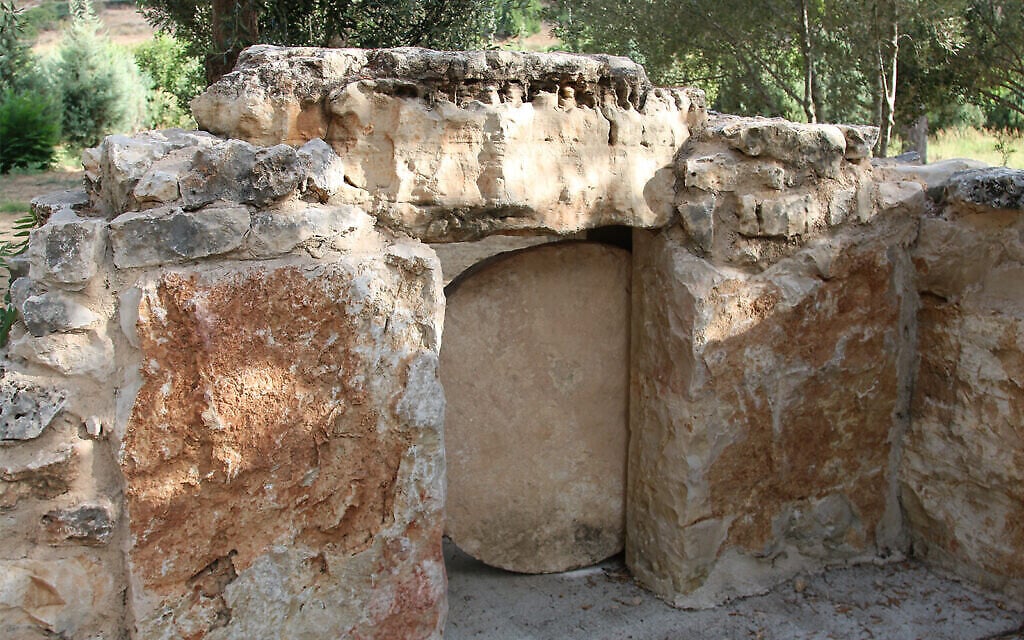 Un tombeau situé dans le jardin archéologique Givat Yeshayahu. (Shmuel Bar-Am)