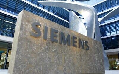 Le logo du conglomérat industriel allemand Siemens à son siège à Munich, en Allemagne, le 24 juin 2016. (AP Photo/Matthias Schrader, fichier)