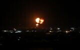 Des fumées et des flammes s'élèvent lors d'une attaque aérienne israélienne sur la ville de Rafah, au sud de la bande de Gaza, le 18 août 2020. (SAID KHATIB/AFP)