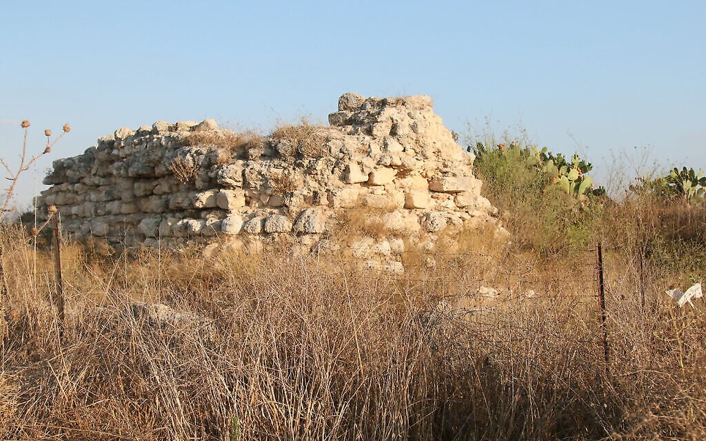 Les vestiges d'une forteresse croisée de deux étages appelée Tantara, dont les fondations ont été construites à l'aide de stèles juives datant du Second Temple, dans le jardin archéologique de Titora. (Shmuel Bar-Am)