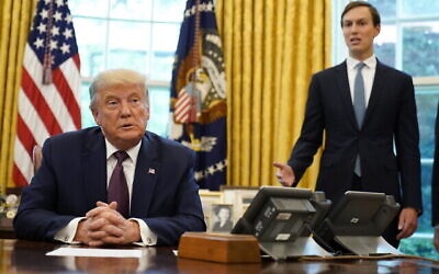 Le président américain de l'époque, Donald Trump, écoutant Jared Kushner parler dans le bureau ovale de la Maison Blanche, après que Trump a annoncé que les États-Unis avaient négocié un accord de paix entre Israël et Bahreïn, à Washington, le 11 septembre 2020. (Crédit : Andrew Harnik/AP)
