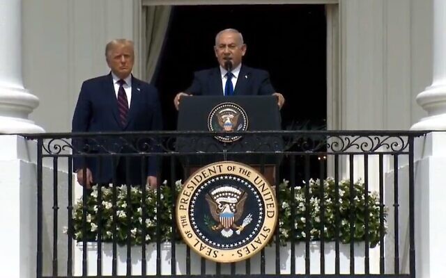 Le Premier ministre Benjamin Netanyahu, (à la tribune), sous le regard du Président Donald Trump, s'exprime lors de la cérémonie des Accords d'Abraham à la Maison Blanche, le 15 septembre 2020. (Capture d'écran de la Maison Blanche) Le Premier ministre Benjamin Netanyahu, (à la tribune), sous le regard du Président Donald Trump, s'exprime lors de la cérémonie des Accords d'Abraham à la Maison Blanche, le 15 septembre 2020. (Capture d'écran de la Maison Blanche)