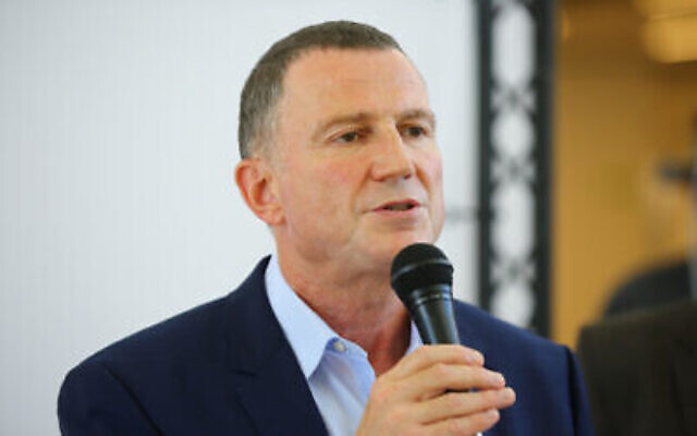 Le ministre de la santé Yuli Edelstein tient une conférence de presse lors de sa visite à l'hôpital Assuta à Ashdod le 20 août 2020. (Flash90)