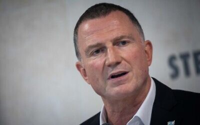 Le ministre de la Santé Yuli Edelstein tient une conférence de presse lors d'une visite à l'hôpital Hadassah Ein Kerem à Jérusalem, le 15 juillet 2020 (Yonatan Sindel/Flash90)