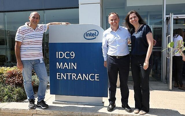 Le PDG d'Intel Corp., Bob Swan, au centre, visite les installations du géant américain de la technologie à Haïfa le 16 juin 2019. (Crédit : Ezra Levy)