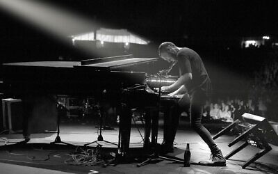 Le pianiste Shlomi Shaban participe au programme Beit Avi Chai lors des Grandes fêtes de 5 781 (Autorisation : Lior Keter)
