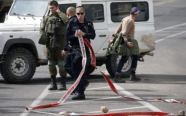 Illustration : la police israélienne inspecte les lieux d'une attaque au couteau déjouée près de Hébron et de l'implantation de Kiryat Arba en Cisjordanie, le 5 novembre 2018. (HAZEM BADER / AFP) Illustration : la police israélienne inspecte les lieux d'une attaque au couteau déjouée près de Hébron et de l'implantation de Kiryat Arba en Cisjordanie, le 5 novembre 2018. (HAZEM BADER / AFP)