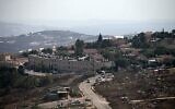 Une vue générale de l'implantation israélienne de Har Bracha, près du village de Burin, en Cisjordanie, le 6 août 2019 (Crédit : JAAFAR ASHTIYEH / AFP)