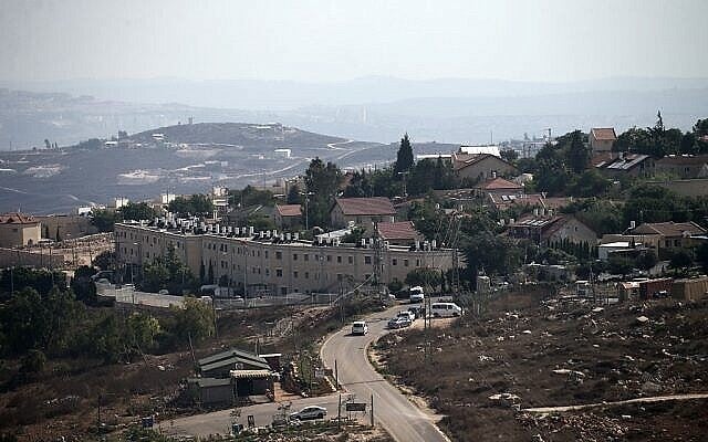 Une vue générale de l'implantation israélienne de Har Bracha, près du village de Burin, en Cisjordanie, le 6 août 2019 (Crédit : JAAFAR ASHTIYEH / AFP)