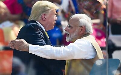 Le Premier ministre indien Narendra Modi, à droite, serre la main au président Trump lors d'un rassemblement au Sardar Patel Stadium de Motera, aux abords d'Ahmedabad, le 24 février 2020 (Crédit : Money SHARMA / AFP) Le Premier ministre indien Narendra Modi, à droite, serre la main au président Trump lors d'un rassemblement au Sardar Patel Stadium de Motera, aux abords d'Ahmedabad, le 24 février 2020 (Crédit : Money SHARMA / AFP)