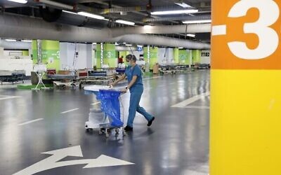 Personnel médical dans le parking souterrain du complexe médical de Rambam, transformé en centre de soins intensifs pour patients atteints de coronavirus, dans la ville de Haïfa, au nord d'Israël, le 23 septembre 2020. (JACK GUEZ / AFP)