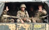 Des militaires de l'armée de défense du Karabakh à l'arrière d'un camion en route vers la ville de Martakert lors des combats avec l'Azerbaïdjan dans la région séparatiste du Haut-Karabakh, le 29 septembre 2020. (Narek Aleksanyan / AFP)