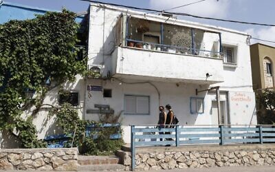 L'Israélienne Naama Goldman-Shwartz, 45 ans, avec un hôte devant l’hôtel qu'elle dirige avec Ahmad "Juha" Jorban (non représenté), dans le village côtier de Jisr al-Zarqa, au nord de Tel Aviv, le 30 septembre 2020. (JACK GUEZ / AFP)