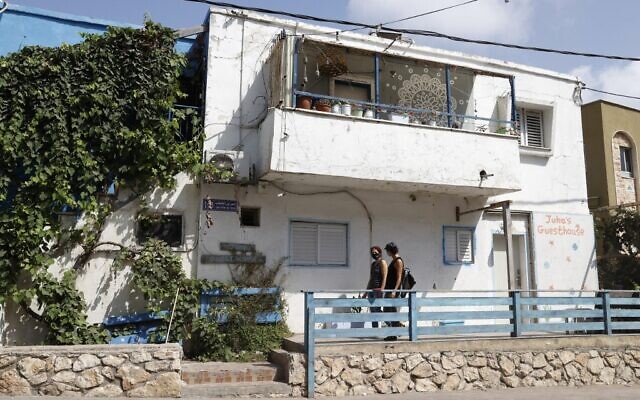 L'Israélienne Naama Goldman-Shwartz, 45 ans, avec un hôte devant l’hôtel qu'elle dirige avec Ahmad "Juha" Jorban (non représenté), dans le village côtier de Jisr al-Zarqa, au nord de Tel Aviv, le 30 septembre 2020. (JACK GUEZ / AFP)