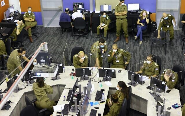 Des membres de la force opérationnelle COVID-19 israélienne, qui fait partie du Commandement du Front Intérieur de l'armée israélienne, assistent à une réunion au quartier général de la force opérationnelle de crise à Ramla, le 30 septembre 2020. (Emmanuel DUNAND / AFP)