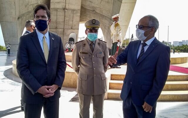 Le secrétaire américain à la Défense Mark Esper (à gauche) arrive avec un responsable algérien pour déposer une couronne au Mémorial des Martyrs dans la capitale Alger, le 1er octobre 2020. (Sylvie LANTEAUME / AFP) Le secrétaire américain à la Défense Mark Esper (à gauche) arrive avec un responsable algérien pour déposer une couronne au Mémorial des Martyrs dans la capitale Alger, le 1er octobre 2020. (Sylvie LANTEAUME / AFP)