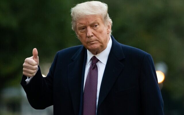 Le président américain Donald Trump lève le pouce alors qu'il quitte Marine One après son arrivée sur la pelouse sud de la Maison Blanche à Washington, le 1er octobre 2020, à la suite d'événements de campagne dans le New Jersey. (SAUL LOEB / AFP) Le président américain Donald Trump lève le pouce alors qu'il quitte Marine One après son arrivée sur la pelouse sud de la Maison Blanche à Washington, le 1er octobre 2020, à la suite d'événements de campagne dans le New Jersey. (SAUL LOEB / AFP)