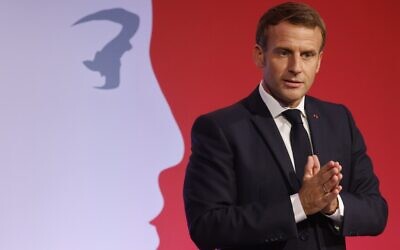 Le président français Emmanuel Macron prononce un discours pour présenter sa stratégie de lutte contre le séparatisme, le 2 octobre 2020 aux Mureaux, à proximité de Paris. (Ludovic MARIN / POOL / AFP)