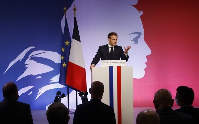 Le président français Emmanuel Macron prononce un discours pour présenter sa stratégie de lutte contre le séparatisme, le 2 octobre 2020 aux Mureaux, à proximité de Paris. (Ludovic MARIN / POOL / AFP) Le président français Emmanuel Macron prononce un discours pour présenter sa stratégie de lutte contre le séparatisme, le 2 octobre 2020 aux Mureaux, à proximité de Paris. (Ludovic MARIN / POOL / AFP)