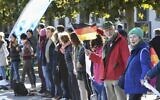 Des citoyens participent à une chaîne humaine pour protester contre le port du masque et les restrictions liés à la pandémie de coronavirus à Constance, dans l'ouest de l'Allemagne, le 3 octobre 2020. (SEBASTIEN BOZON / AFP)