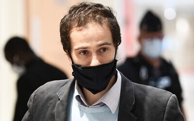Farid Benyettou, 32 ans, l'ancien « émir » de la cellule des Buttes Chaumont qui aurait radicalisé les frères Kouachi, impliqués dans les attentats terroristes de Paris, arrive au palais de justice de Paris, le 3 octobre 2020, pour son audience dans le cadre du procès de 14 personnes soupçonnées d'être complices des meurtres djihadistes de Charlie Hebdo et de l’Hyper Cacher. (Christophe ARCHAMBAULT / AFP)