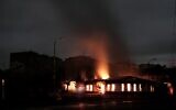 Un bâtiment brûle après des bombardements pendant les combats en cours entre l'Azerbaïdjan et l'Arménie au Nagorno-Karabakh, dans la ville de  Stepanakert, le 4 octobre 2020 (Crédit :   Areg Balayan / Armenian Government / AFP)