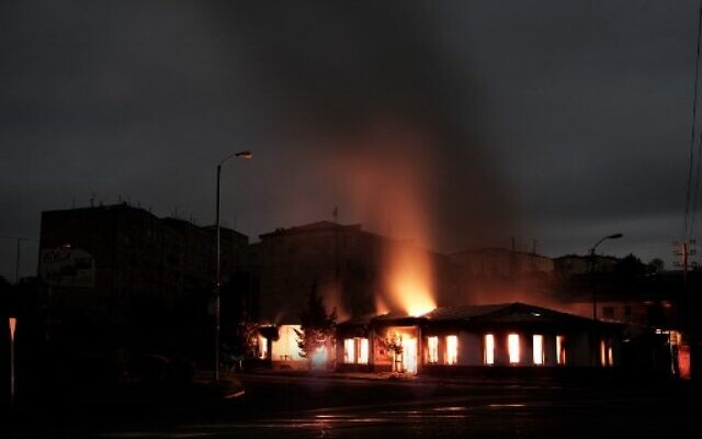 Un bâtiment brûle après des bombardements pendant les combats en cours entre l'Azerbaïdjan et l'Arménie au Nagorno-Karabakh, dans la ville de Stepanakert, le 4 octobre 2020 (Crédit : Areg Balayan / Armenian Government / AFP) Un bâtiment brûle après des bombardements pendant les combats en cours entre l'Azerbaïdjan et l'Arménie au Nagorno-Karabakh, dans la ville de Stepanakert, le 4 octobre 2020 (Crédit : Areg Balayan / Armenian Government / AFP)