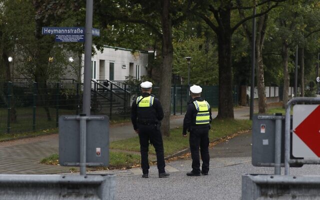 Des policiers montent la garde devant la synagogue Hohe Weide à Hambourg, dans le nord de l'Allemagne, le 5 octobre 2020. (MORRIS MAC MATZEN / AFP)