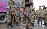 Des volontaires et des réservistes arméniens montent dans un bus sur le territoire arménien en direction de la ligne de front du Haut-Karabakh pour se battre contre les troupes azéries dans le conflit militaire en cours dans la région séparatiste, le 6 octobre 2020. (AFP)