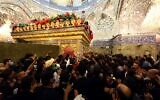 Des musulmans chiites prennent part à un rituel de deuil dans la ville sainte de Kerbala, en Irak, pour marquer Arbaïn, le 8 octobre 2020. (Crédit :  Mohammed SAWAF / AFP)