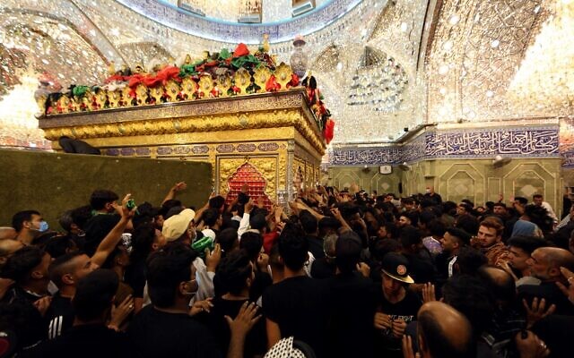 Des musulmans chiites prennent part à un rituel de deuil dans la ville sainte de Kerbala, en Irak, pour marquer Arbaïn, le 8 octobre 2020. (Crédit :  Mohammed SAWAF / AFP)