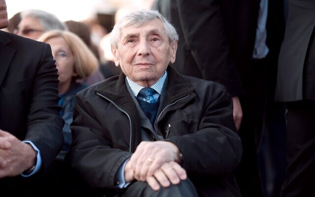 Simon Gutman, 88 ans, l'un des deux derniers survivants du "train spécial", lors du 70è anniversaire du départ du premier convoi de Juifs déportés à Drancy vers le camp d'extermination d'Auschwitz, le 27 mars 2012.  (Crédit : MARTIN BUREAU / AFP)