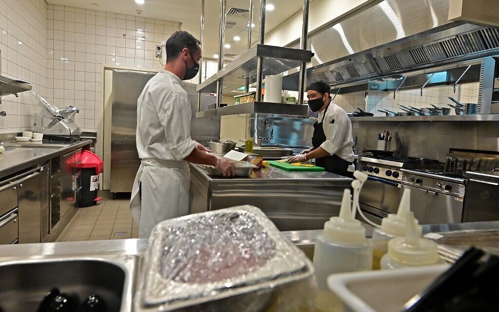 Fabien Fayolle (à gauche), chef à l'Armani/Kaf, premier restaurant casher de Dubaï, le 5 octobre 2020. (Crédit : GIUSEPPE CACACE / AFP)