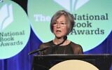 L'écrivaine et poétesse américaine Louise Gluck lors de la remise du prix National Book Awards à New York City, le 19 novembre 2014. (Robin Marchant / GETTY IMAGES NORTH AMERICA / AFP)