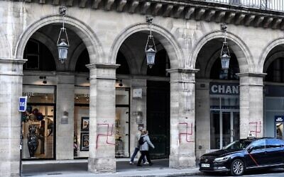 Des croix gammées sur les arcades de la rue de Rivoli à Paris, le 11 octobre 2020. (Crédit : STEPHANE DE SAKUTIN / AFP)
