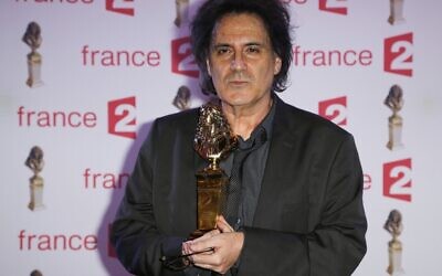 Le réalisateur et scénariste français Eric Assous, après avoir été élu meilleur auteur vivant francophone lors de la 27e cérémonie de remise des Molières au théâtre des Folies Bergère, à Paris, le 27 avril 2015. (FRANÇOIS GUILLOT / AFP)
