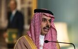 Le ministre saoudien des Affaires étrangères, le prince Faisal bin Farhan Al Saud, s'exprime lors de sa rencontre avec le secrétaire d'État Mike Pompeo, au Département d'État, le 14 octobre 2020, à Washington. (Crédit ; Manuel Balce CENETA / POOL / AFP)