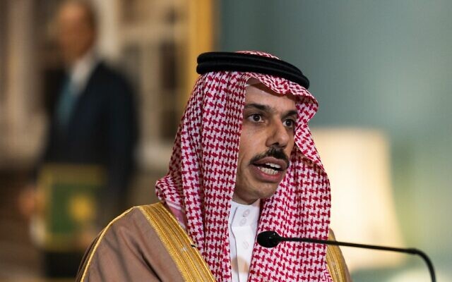 Le ministre saoudien des Affaires étrangères, le prince Faisal bin Farhan Al Saud, s'exprime lors de sa rencontre avec le secrétaire d'État Mike Pompeo, au Département d'État, le 14 octobre 2020, à Washington. (Crédit ; Manuel Balce CENETA / POOL / AFP) Le ministre saoudien des Affaires étrangères, le prince Faisal bin Farhan Al Saud, s'exprime lors de sa rencontre avec le secrétaire d'État Mike Pompeo, au Département d'État, le 14 octobre 2020, à Washington. (Crédit ; Manuel Balce CENETA / POOL / AFP)