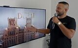 Le chanteur israélien Elkana Marziano, 28 ans, chante une chanson sur laquelle il a travaillé en collaboration avec l'artiste émirati Walid Aljasim, lors d'un entretien avec l'AFP à son domicile dans la ville centrale israélienne de Giv'at Shmuel, le 15 octobre 2020 (Crédit : JACK GUEZ / AFP)