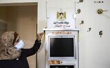 La femme d'affaires palestinienne Heba al-Hindi présente un dispositif de stérilisation intelligent conçu et fabriqué localement dans la ville de Gaza, le 8 octobre 2020, alors que la machine doit être déployée dans diverses installations de la zone dans le cadre des efforts visant à freiner la propagation de la COVID-19. (Crédit : MOHAMMED ABED / AFP)
